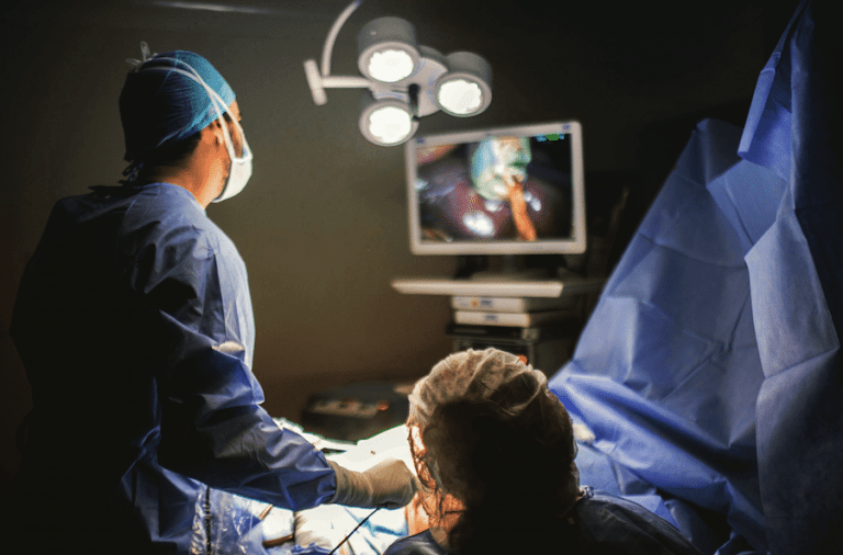 A-surgeon-using-technology-to-perform-minimally-invasive-surgery-768x506